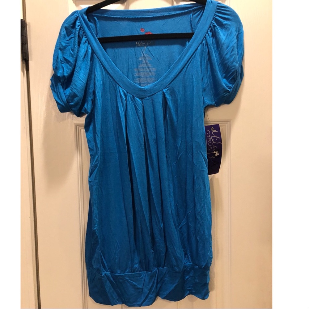 Miley Cyrus blue top